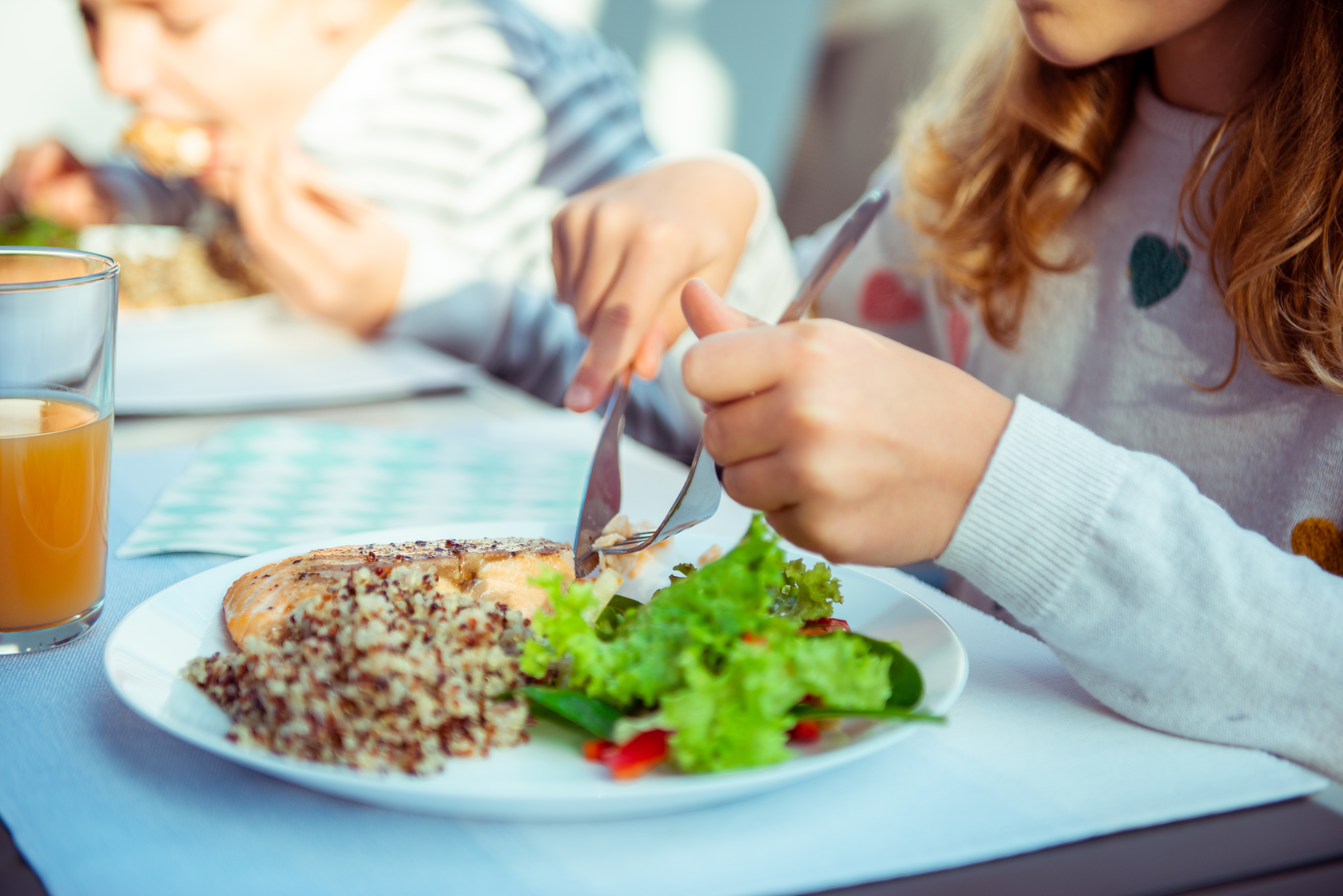 Comida escolar saludable en una bandeja